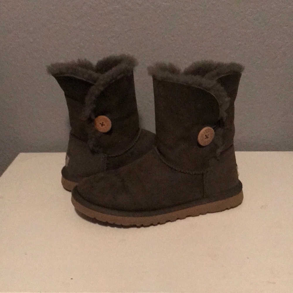 Army green UGG low boots